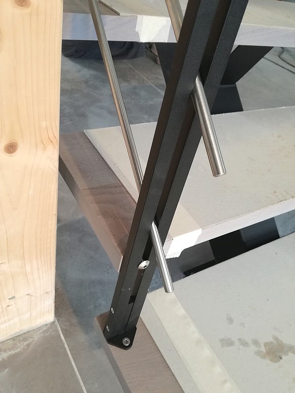 Escalier bois et métal : détail lisse inox.