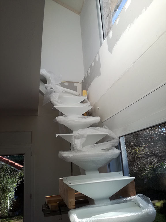 Escalier central métal blanc: vissage en cours